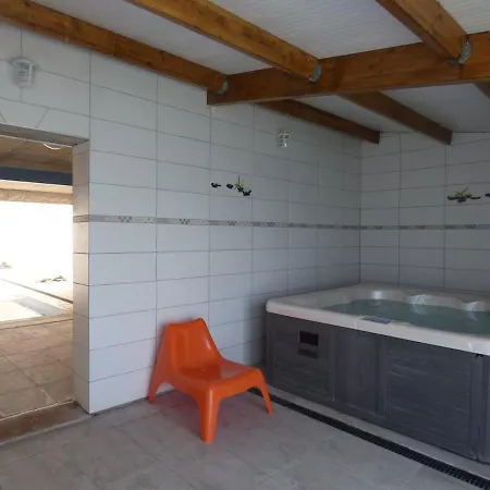 Brinchette Avec Piscine Intérieure Casa vacanze